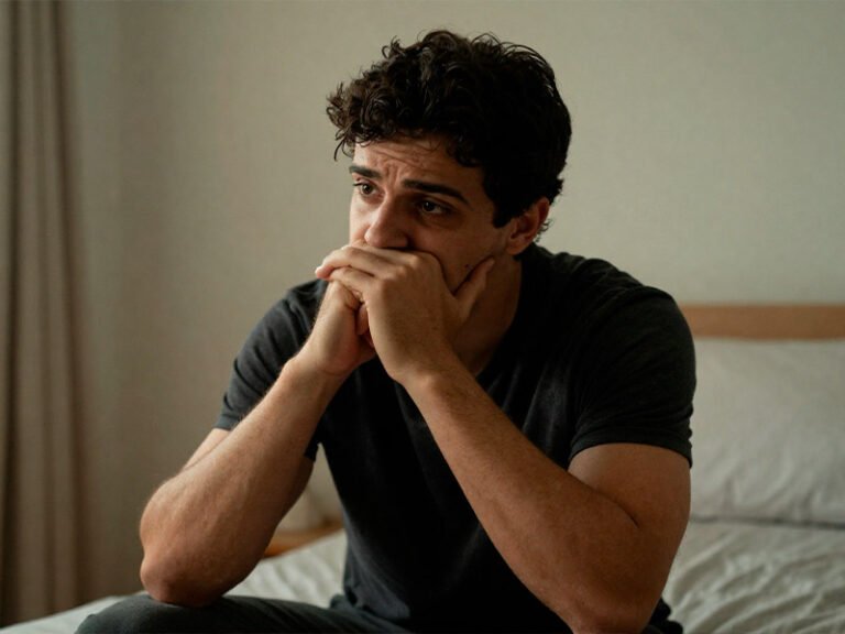 Transtorno bipolar em Rio Verde: pessoa refletindo sobre mudanças de humor e saúde mental.